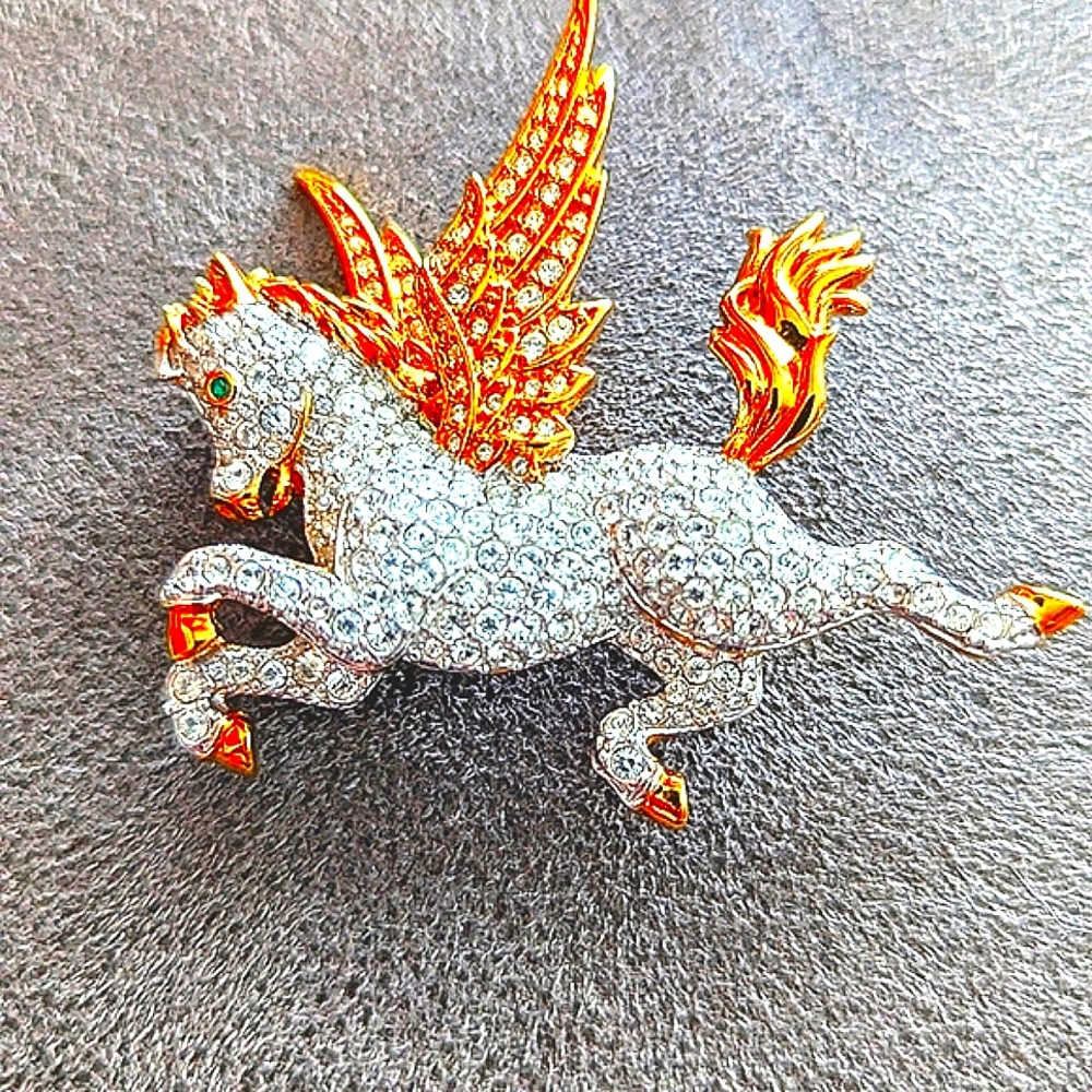 Swarovski Crystal And Gold Tone Pegasus Brooch - Collectible